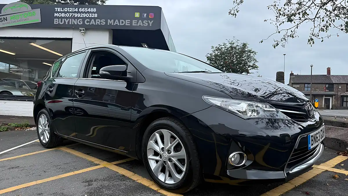 Used 2014 Toyota Auris Icon Black - Interior and Exterior details 5