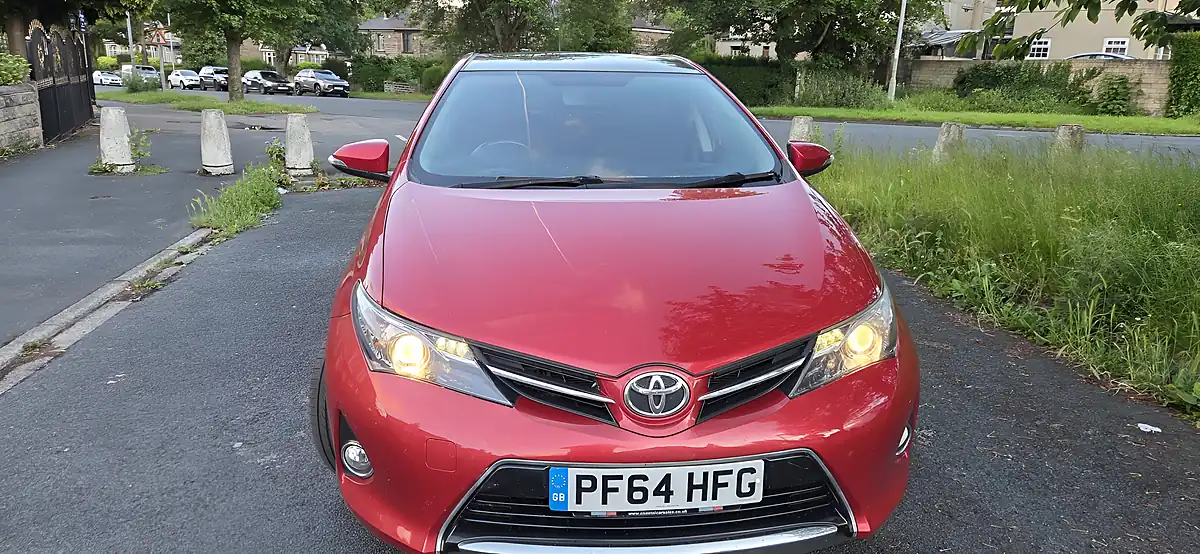 Used 2014 Toyota Auris Icon Plus Red - Interior and Exterior details 3