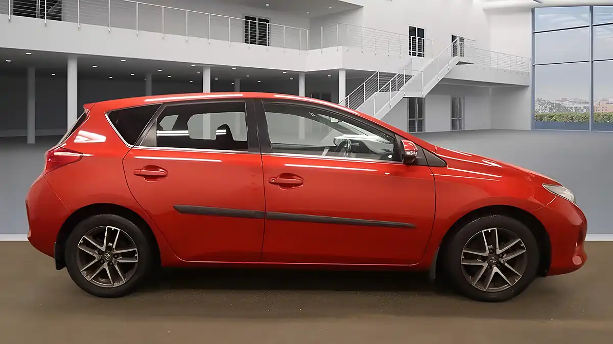 Used 2014 Toyota Auris Icon Plus Red - Interior and Exterior details 5