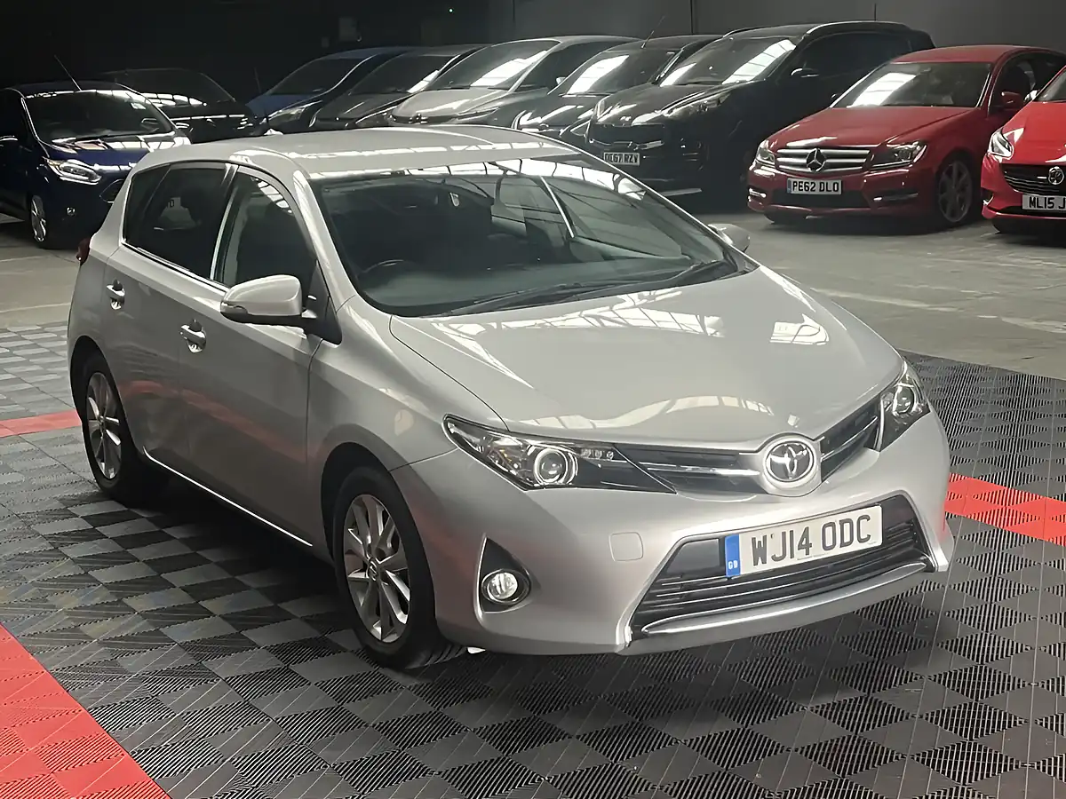 Used 2014 Toyota Auris Icon Silver - Front View