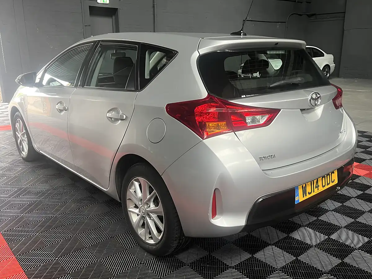 Used 2014 Toyota Auris Icon Silver - Interior and Exterior details 10