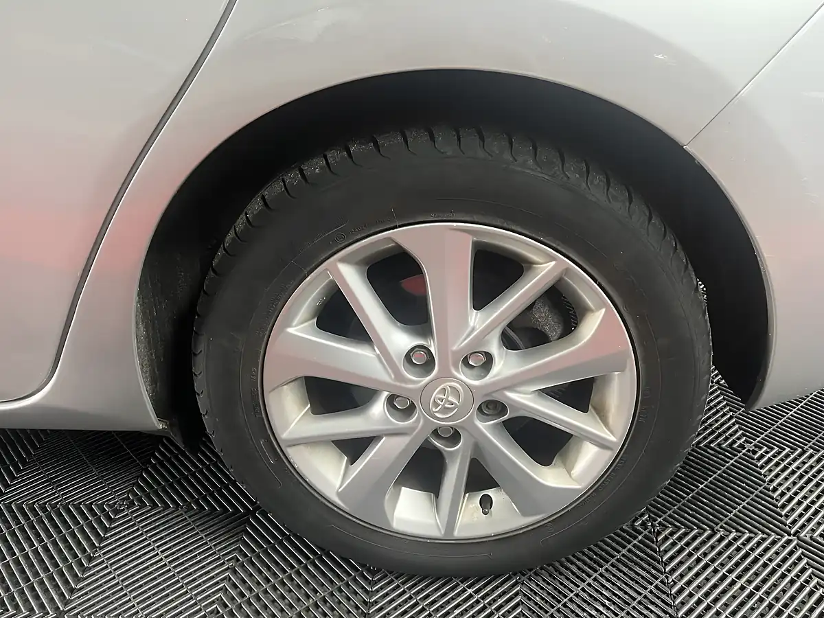 Used 2014 Toyota Auris Icon Silver - Interior and Exterior details 11