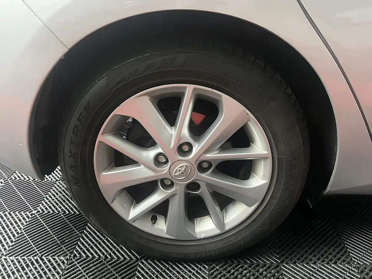 Used 2014 Toyota Auris Icon Silver - Interior and Exterior details 13