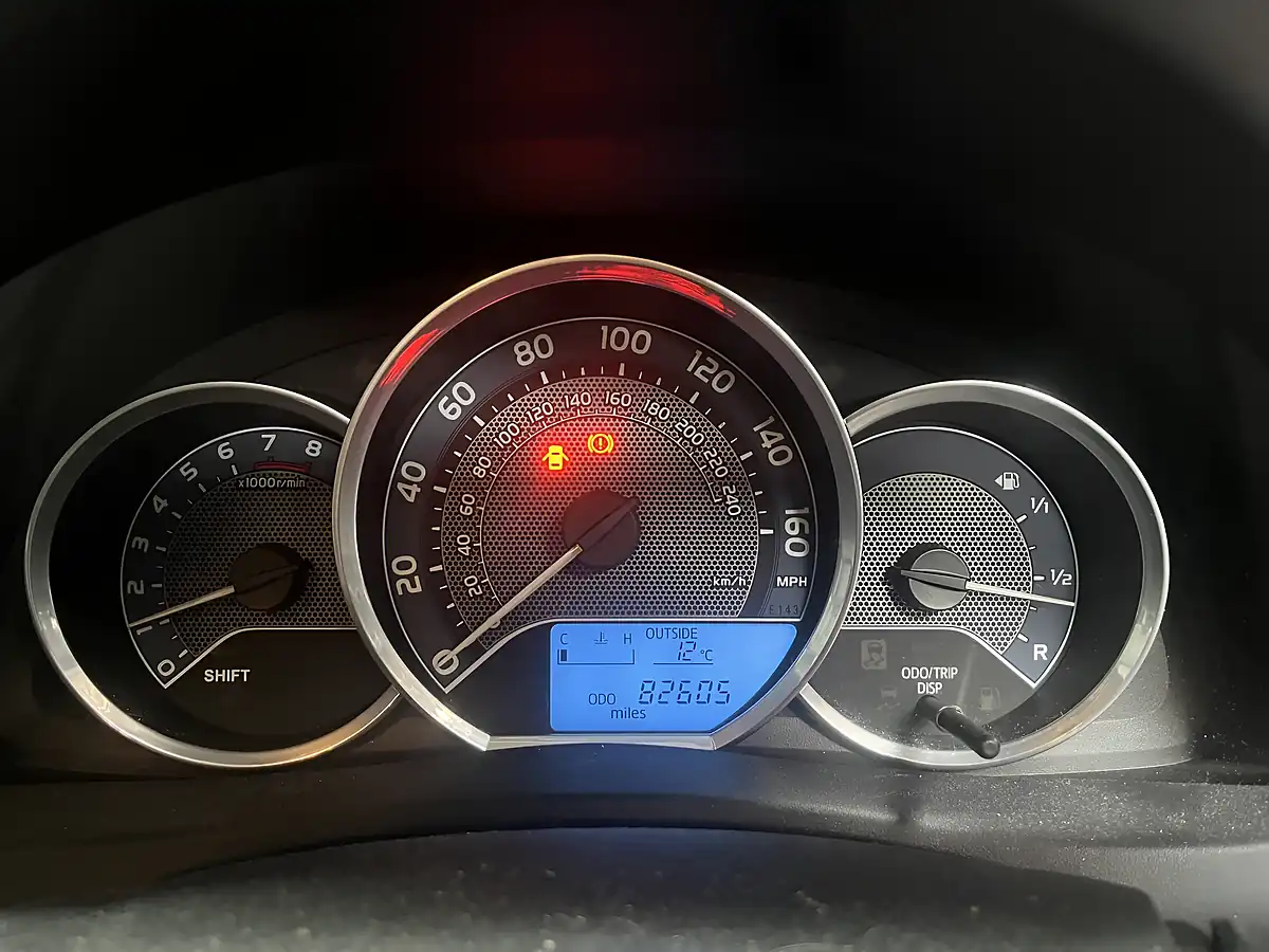 Used 2014 Toyota Auris Icon Silver - Interior and Exterior details 14