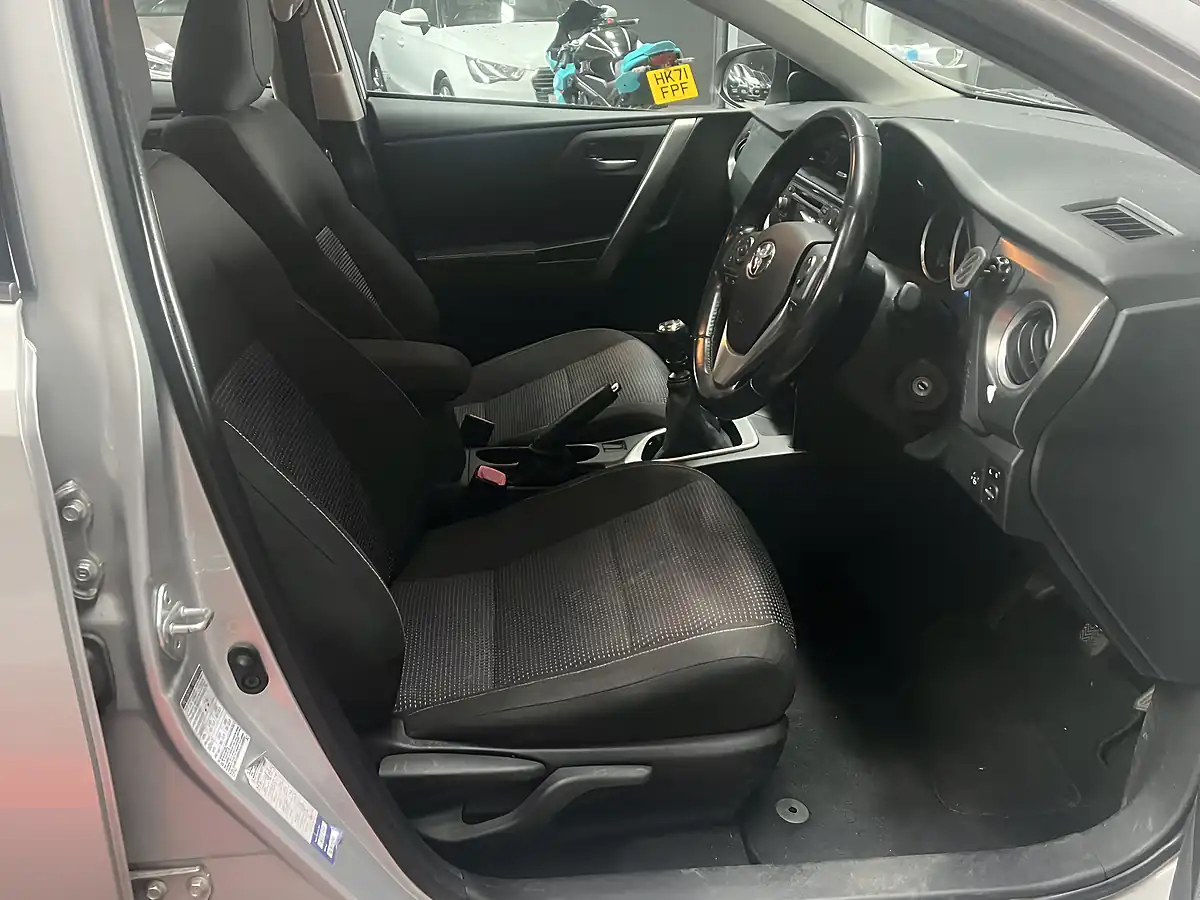 Used 2014 Toyota Auris Icon Silver - Interior and Exterior details 15