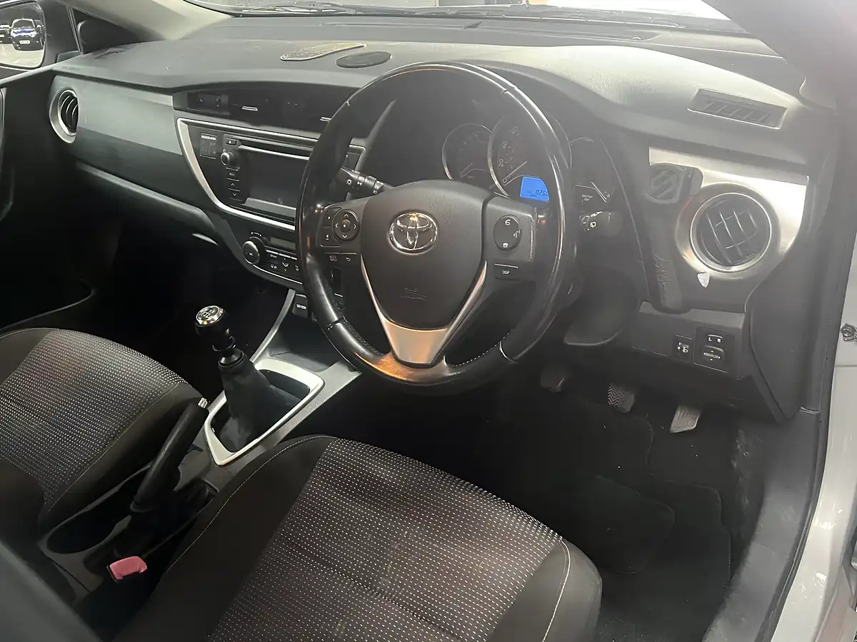 Used 2014 Toyota Auris Icon Silver - Interior and Exterior details 16