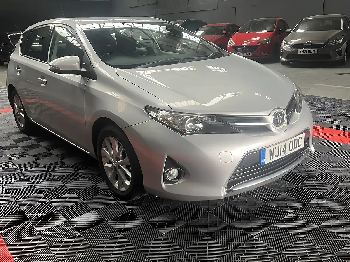 Used 2014 Toyota Auris Icon Silver - Interior and Exterior details 3