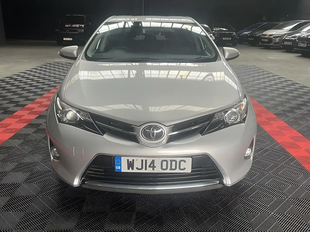 Used 2014 Toyota Auris Icon Silver - Interior and Exterior details 4