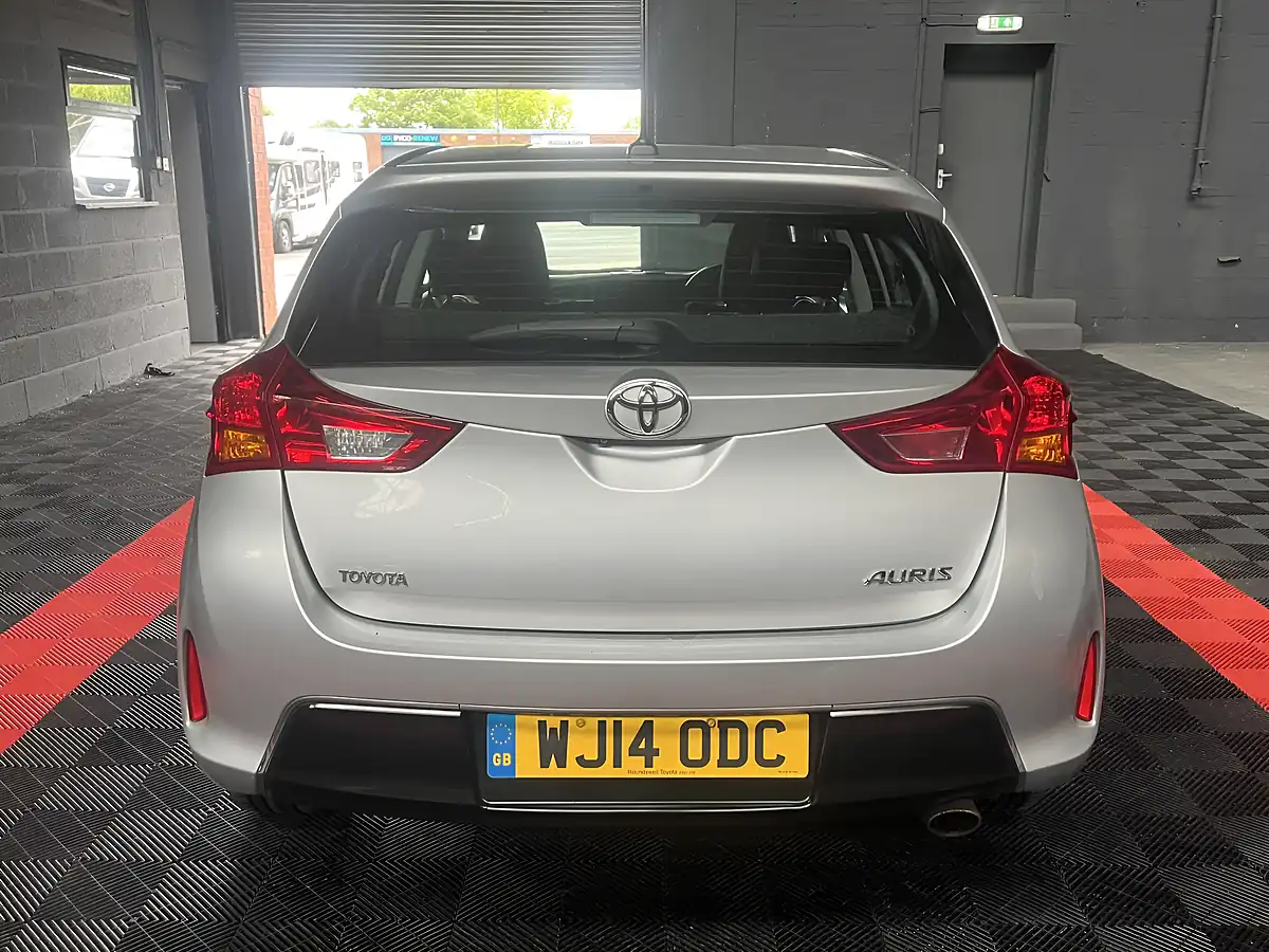 Used 2014 Toyota Auris Icon Silver - Interior and Exterior details 5