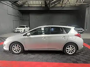Used 2014 Toyota Auris Icon Silver - Interior and Exterior details 6