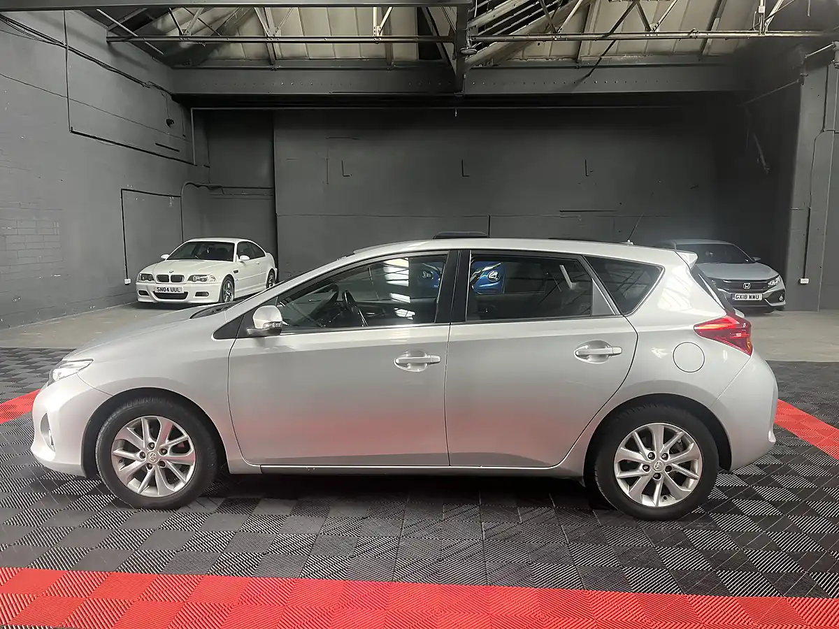 Used 2014 Toyota Auris Icon Silver - Interior and Exterior details 6