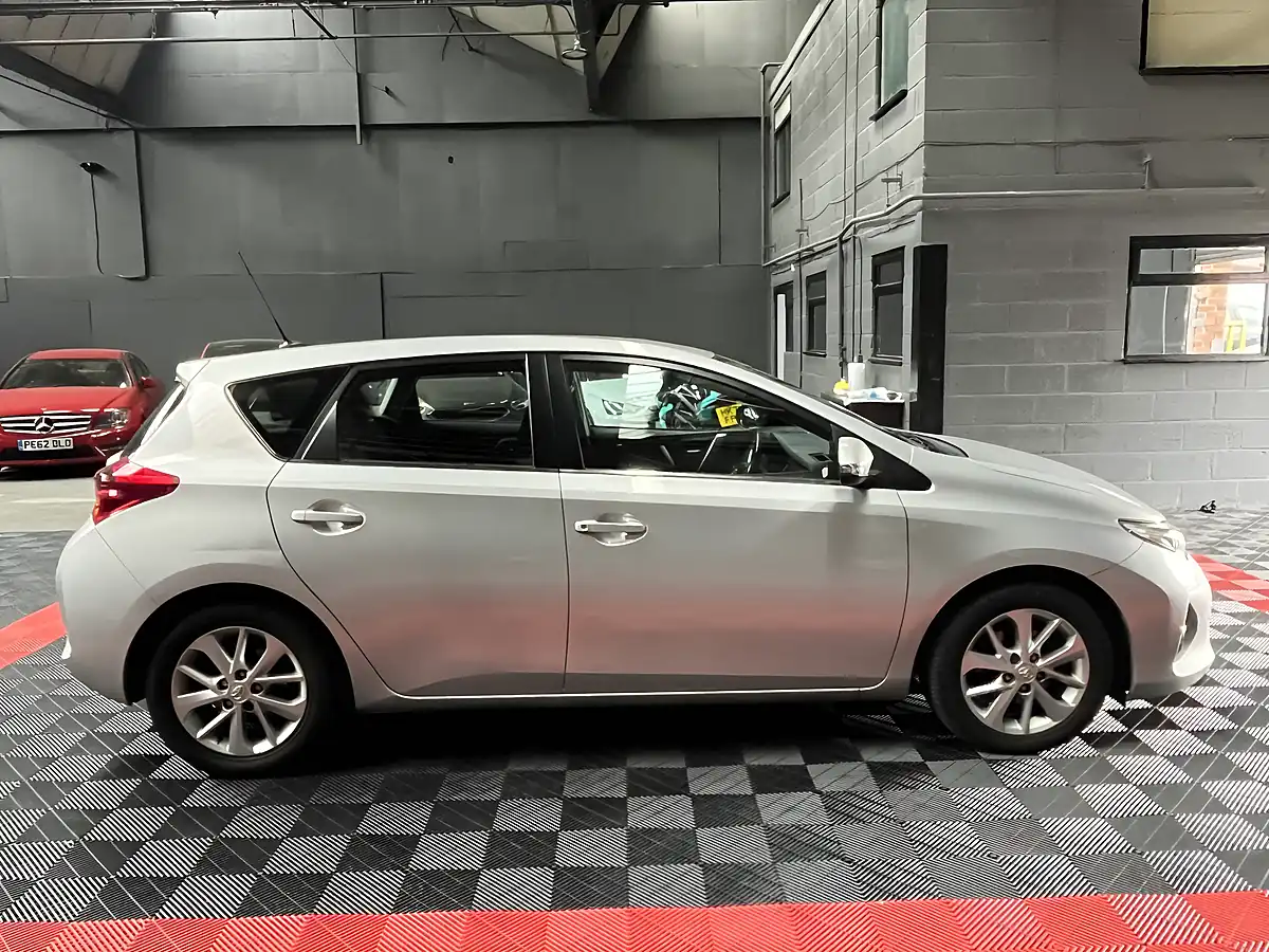 Used 2014 Toyota Auris Icon Silver - Interior and Exterior details 7