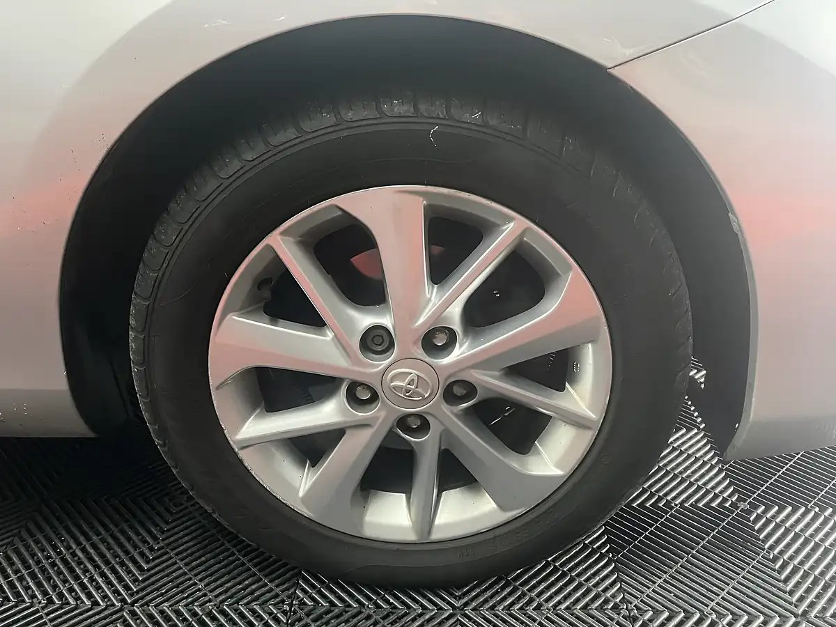 Used 2014 Toyota Auris Icon Silver - Interior and Exterior details 8