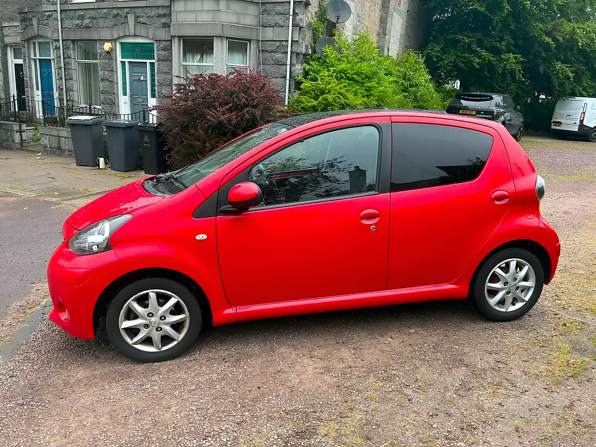 Used 2014 Toyota Aygo Mode Multicolour - Interior and Exterior details 4