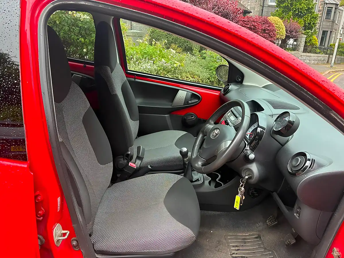Used 2014 Toyota Aygo Mode Multicolour - Interior and Exterior details 9