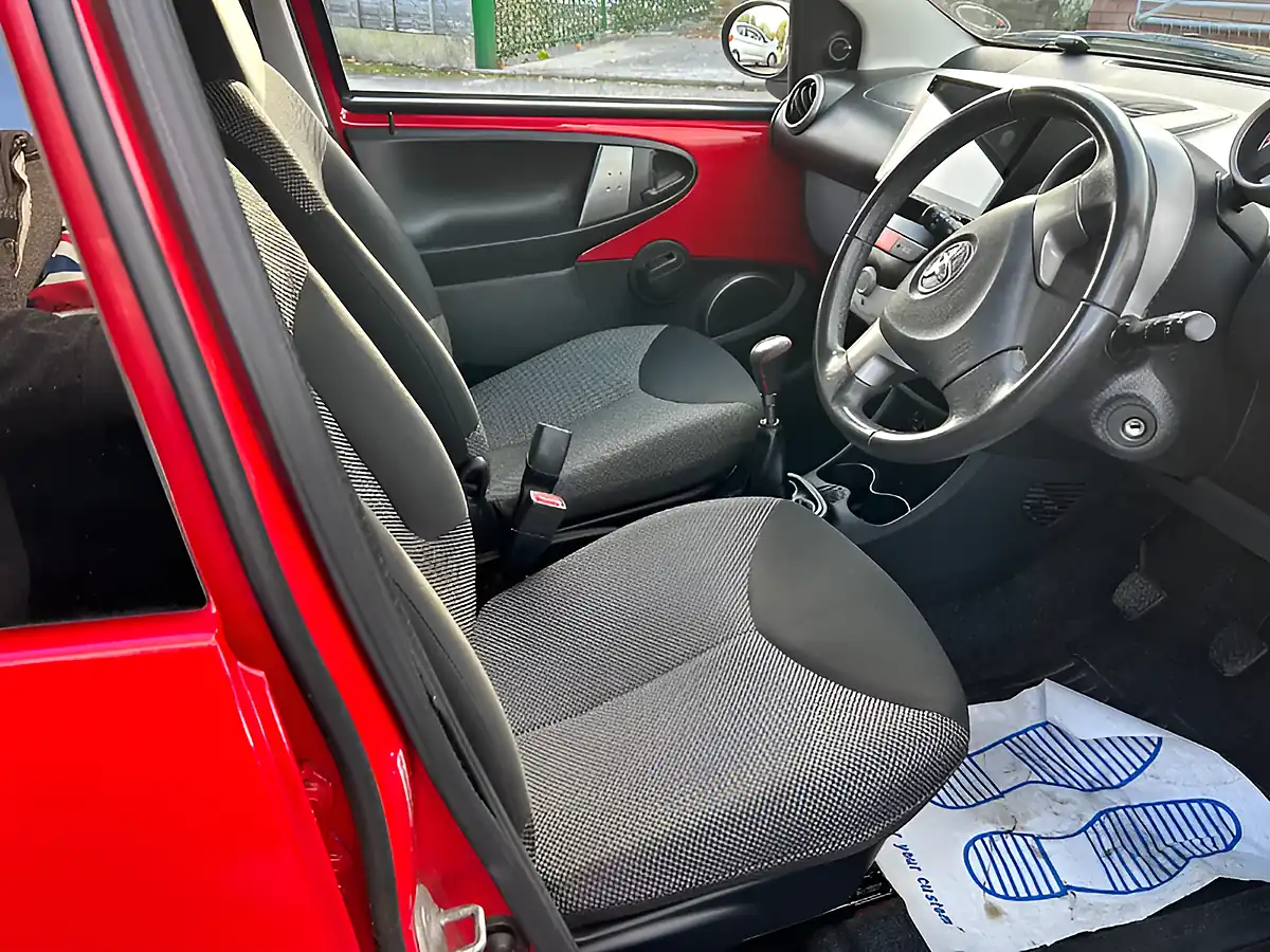 Used 2014 Toyota Aygo Mode Red - Interior and Exterior details 13