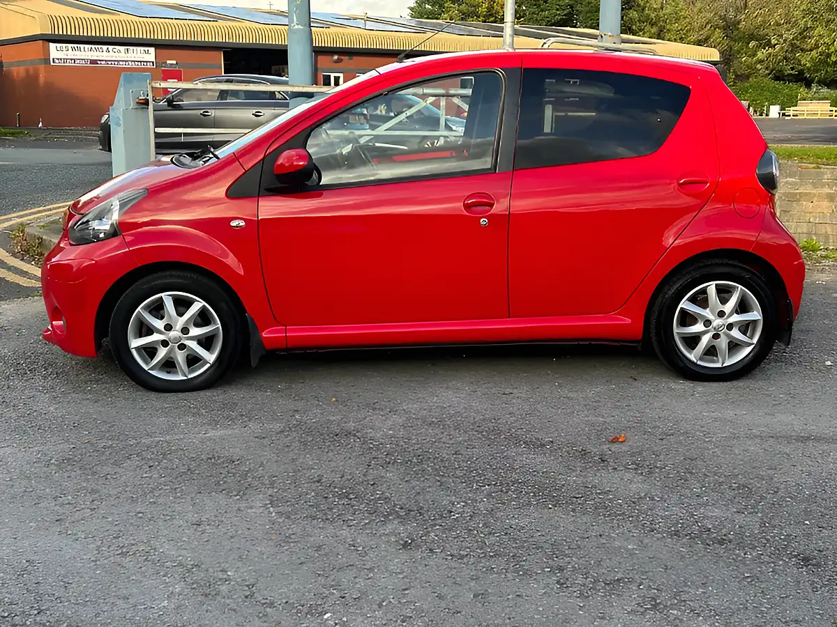 Used 2014 Toyota Aygo Mode Red - Interior and Exterior details 8
