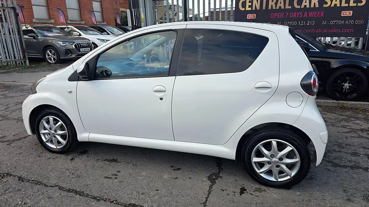 Used 2014 Toyota Aygo Mode White - Interior and Exterior details 11