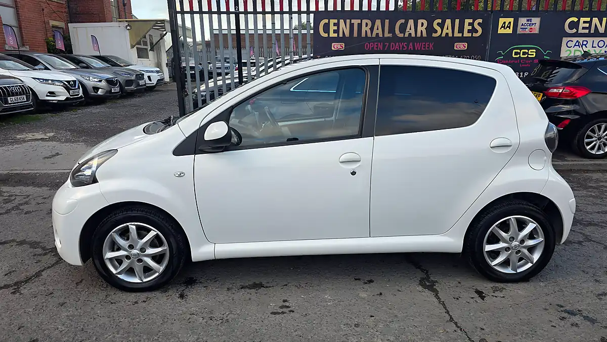 Used 2014 Toyota Aygo Mode White - Interior and Exterior details 12