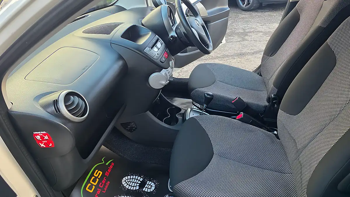 Used 2014 Toyota Aygo Mode White - Interior and Exterior details 16