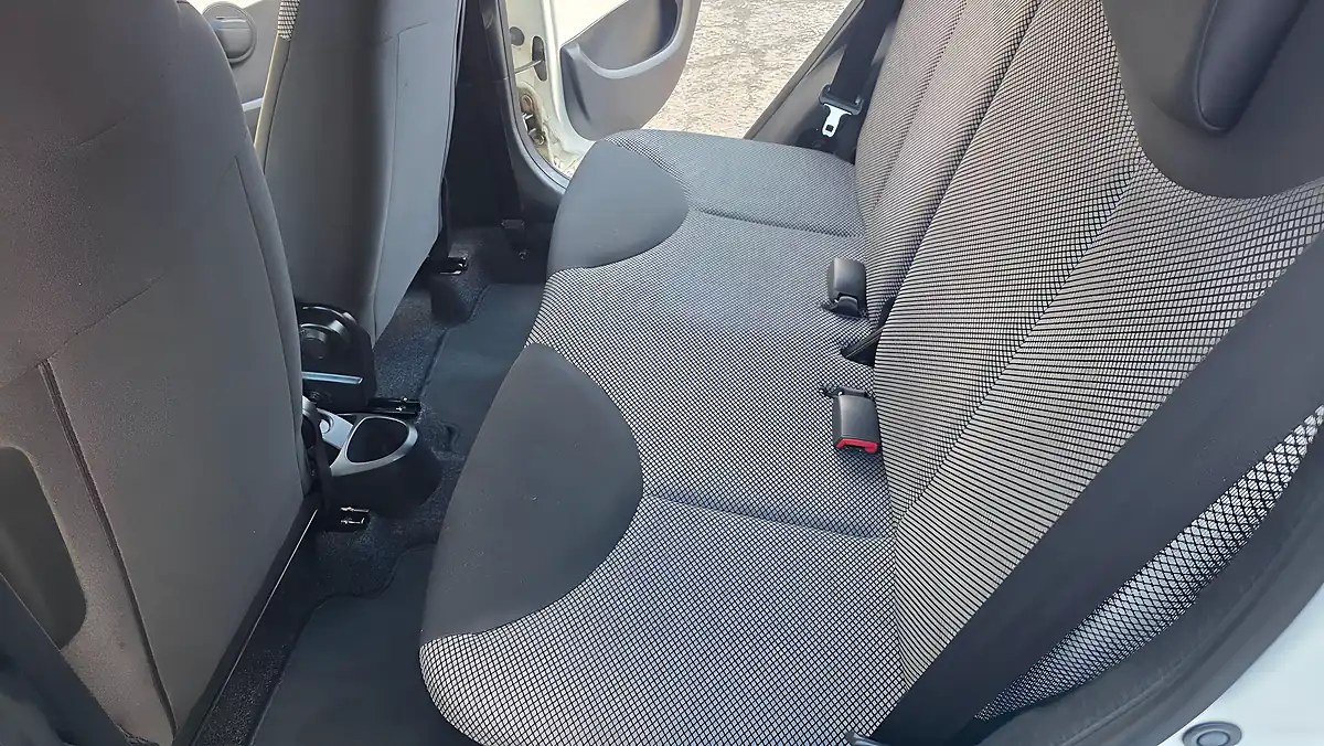 Used 2014 Toyota Aygo Mode White - Interior and Exterior details 17