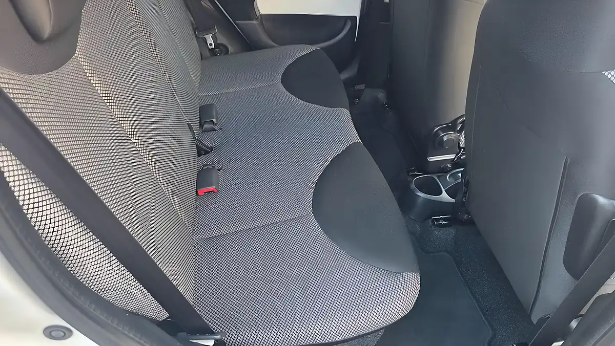 Used 2014 Toyota Aygo Mode White - Interior and Exterior details 18