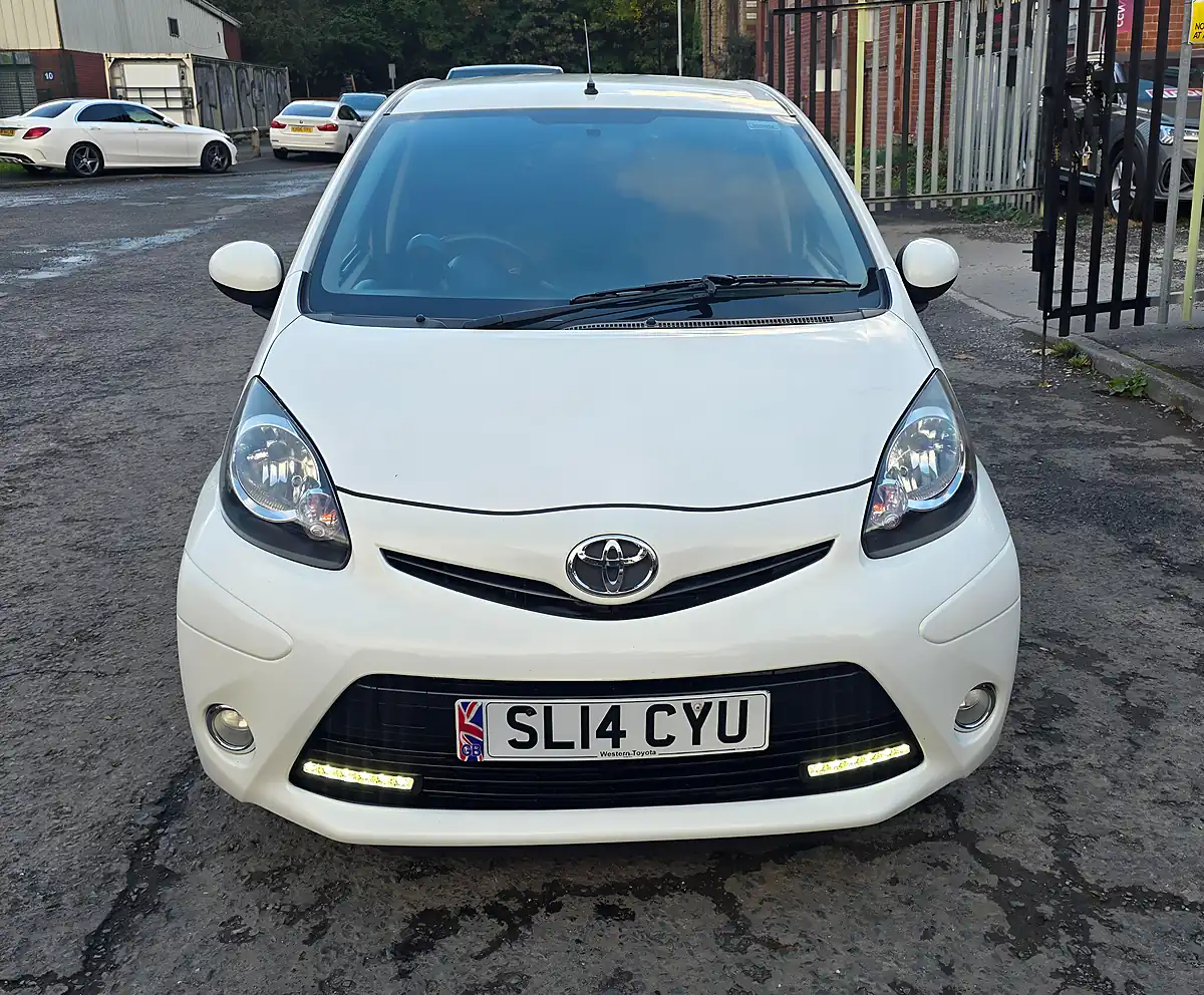 Used 2014 Toyota Aygo Mode White - Interior and Exterior details 3