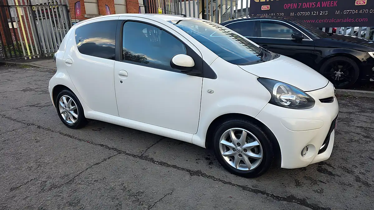 Used 2014 Toyota Aygo Mode White - Interior and Exterior details 4