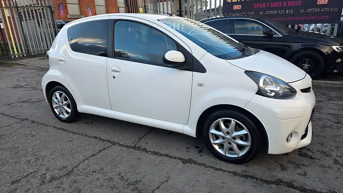 Used 2014 Toyota Aygo Mode White - Interior and Exterior details 5