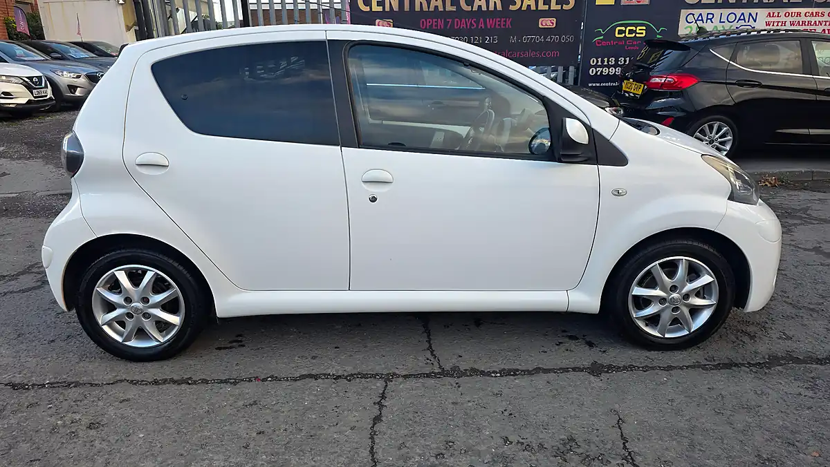 Used 2014 Toyota Aygo Mode White - Interior and Exterior details 7