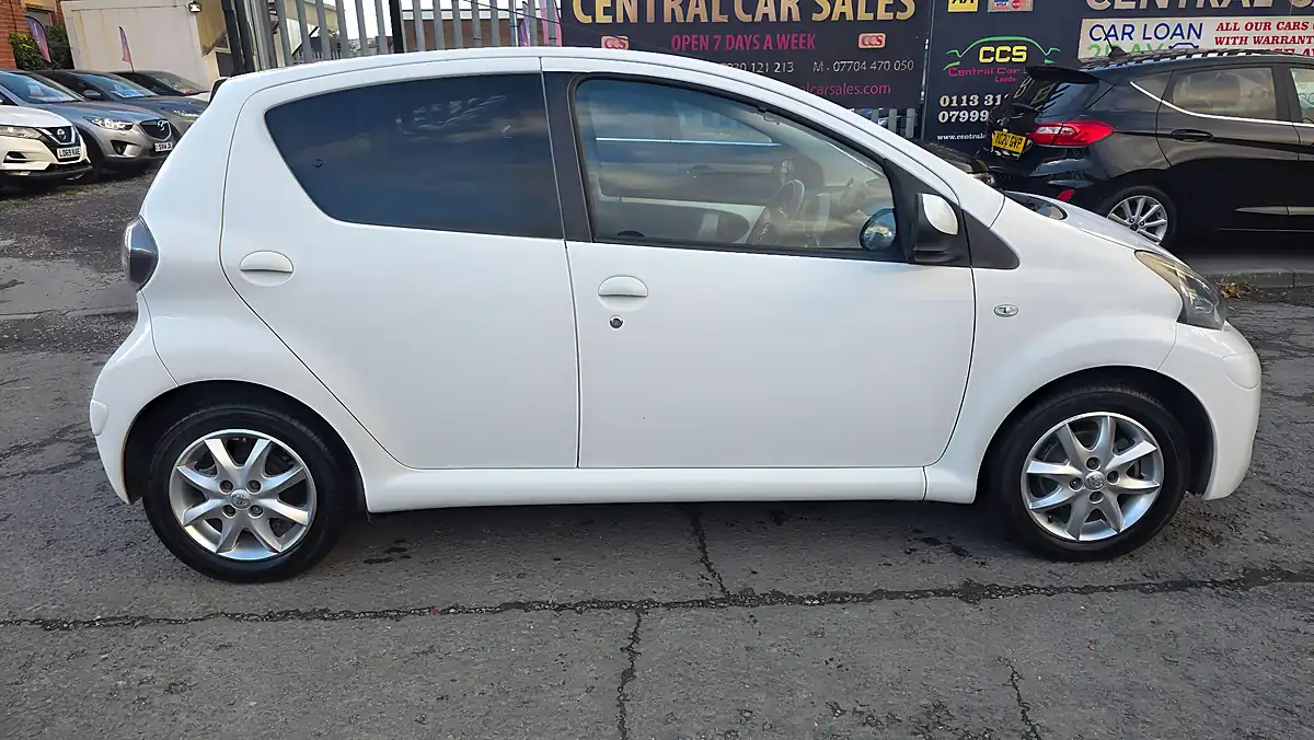 Used 2014 Toyota Aygo Mode White - Interior and Exterior details 8