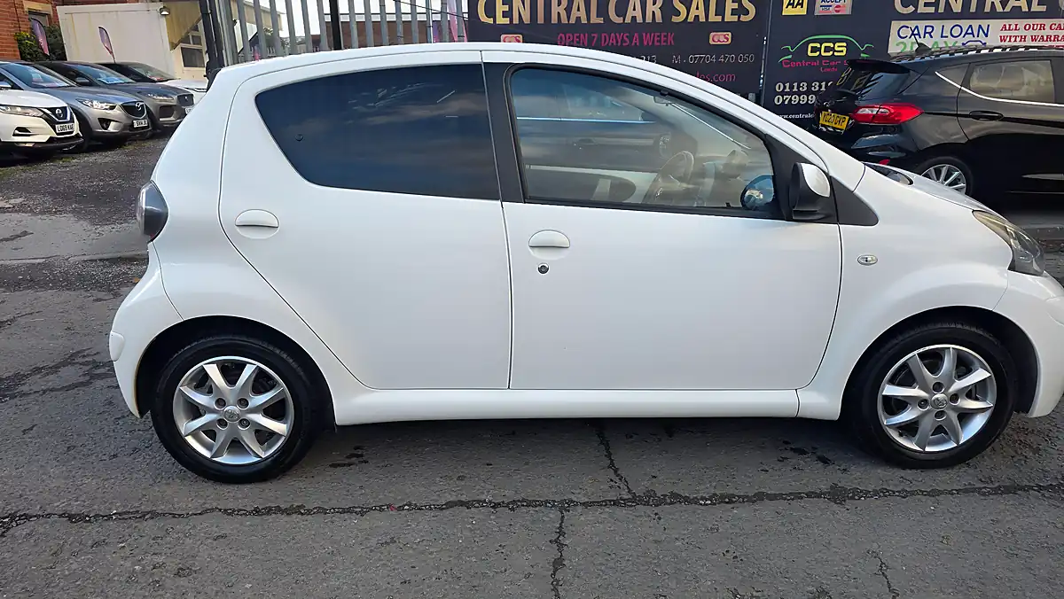 Used 2014 Toyota Aygo Mode White - Interior and Exterior details 9