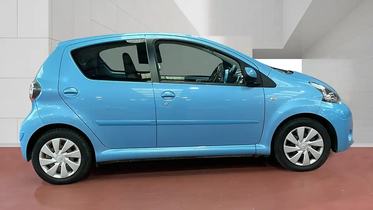 Used 2014 Toyota Aygo Move Blue - Interior and Exterior details 16