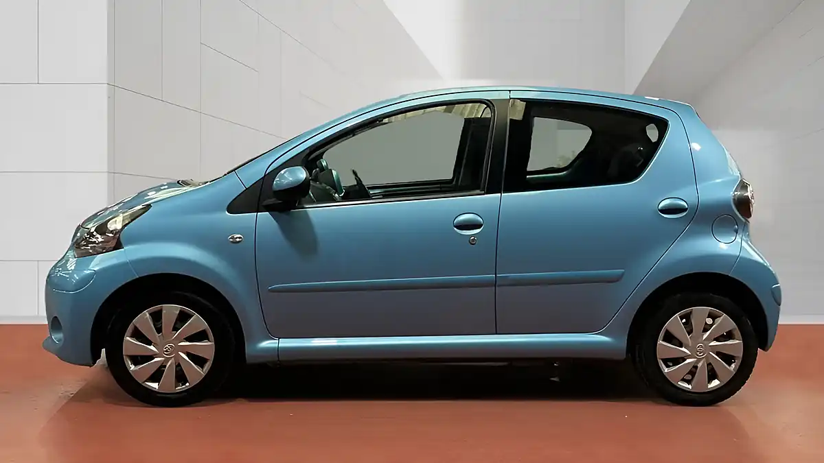 Used 2014 Toyota Aygo Move Blue - Interior and Exterior details 17