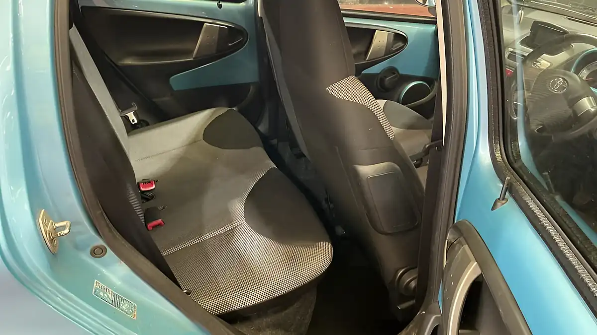 Used 2014 Toyota Aygo Move Blue - Interior and Exterior details 8