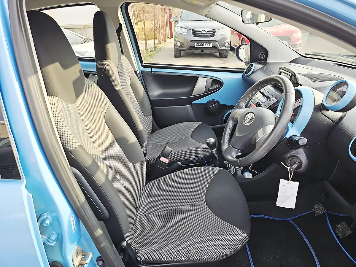 Used 2014 Toyota Aygo Move Blue - Interior and Exterior details 9