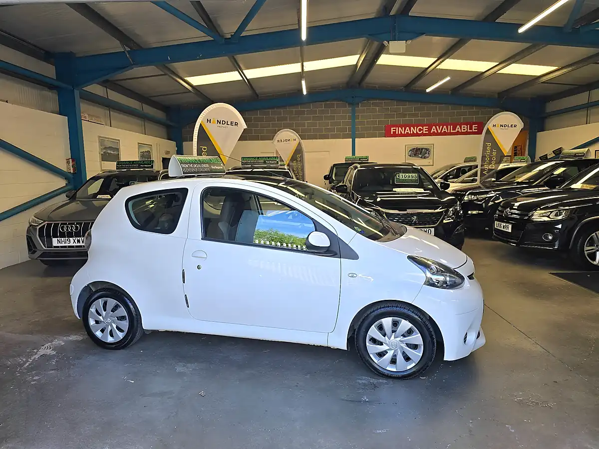 Used 2014 Toyota Aygo Move White - Interior and Exterior details 3