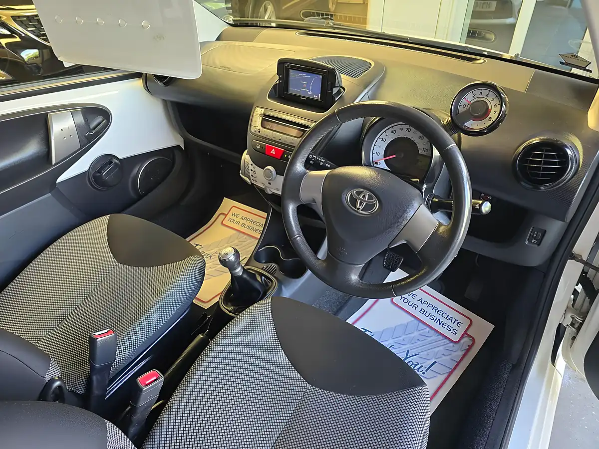 Used 2014 Toyota Aygo Move White - Interior and Exterior details 5