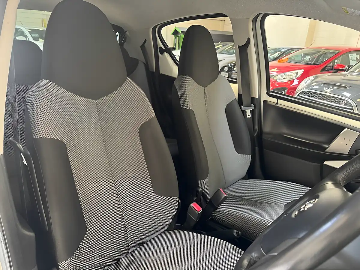 Used 2014 Toyota Aygo Move White - Interior and Exterior details 11