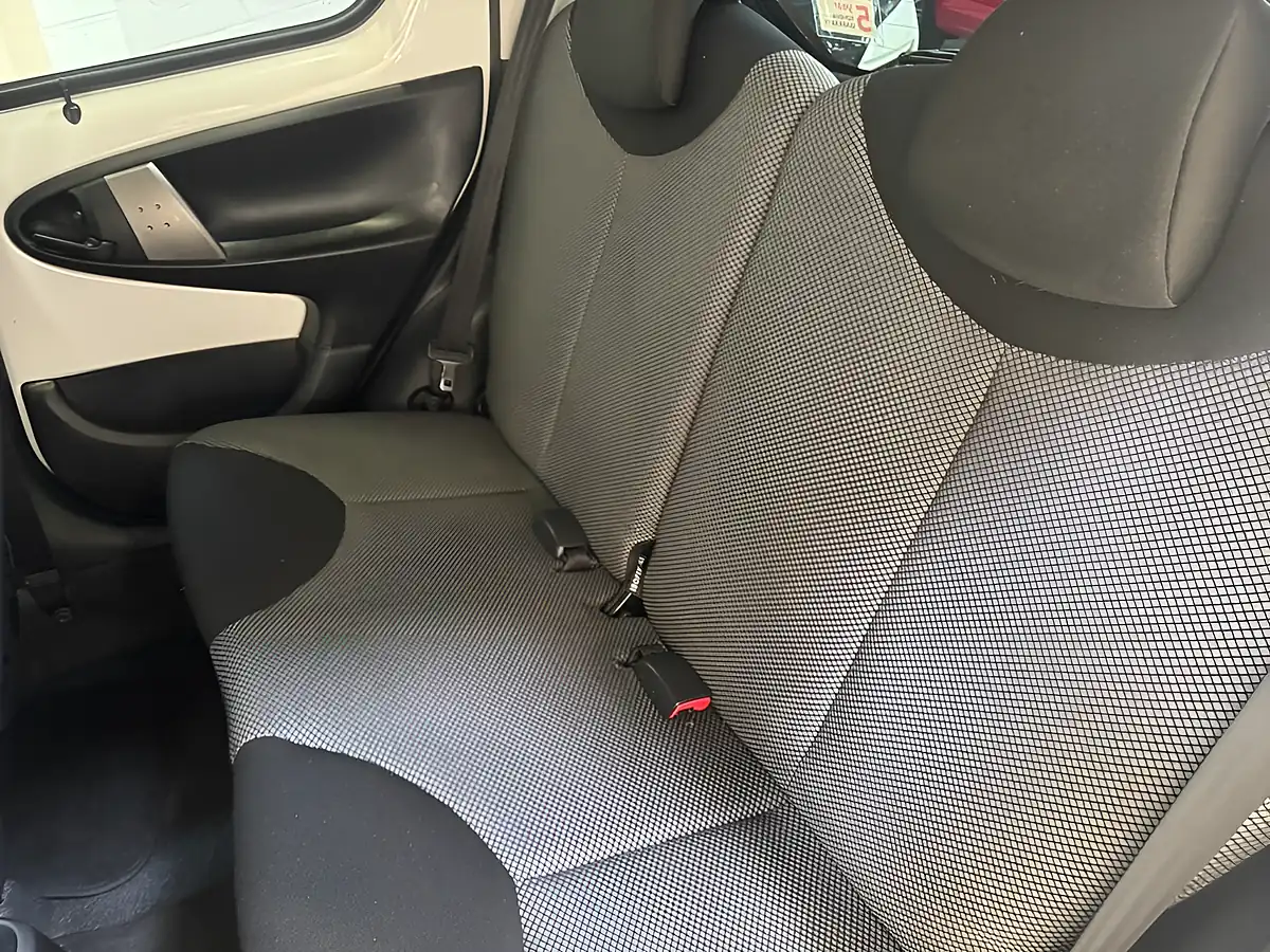 Used 2014 Toyota Aygo Move White - Interior and Exterior details 13