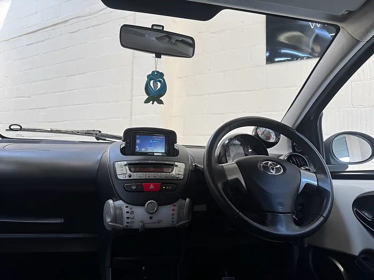 Used 2014 Toyota Aygo Move White - Interior and Exterior details 15