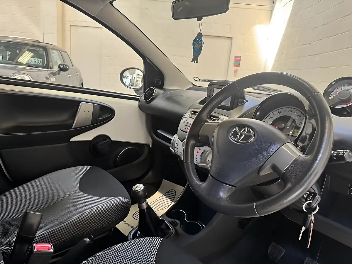 Used 2014 Toyota Aygo Move White - Interior and Exterior details 16