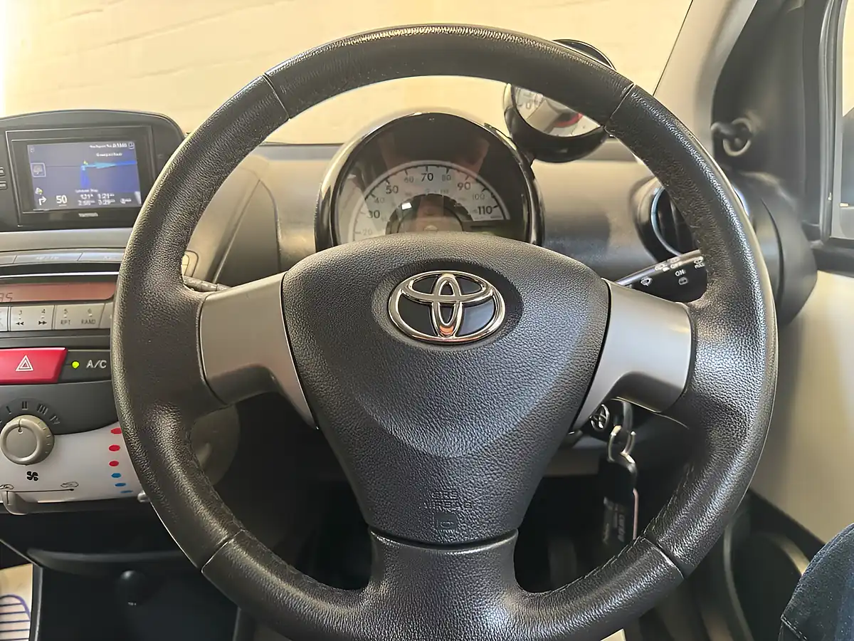 Used 2014 Toyota Aygo Move White - Interior and Exterior details 19