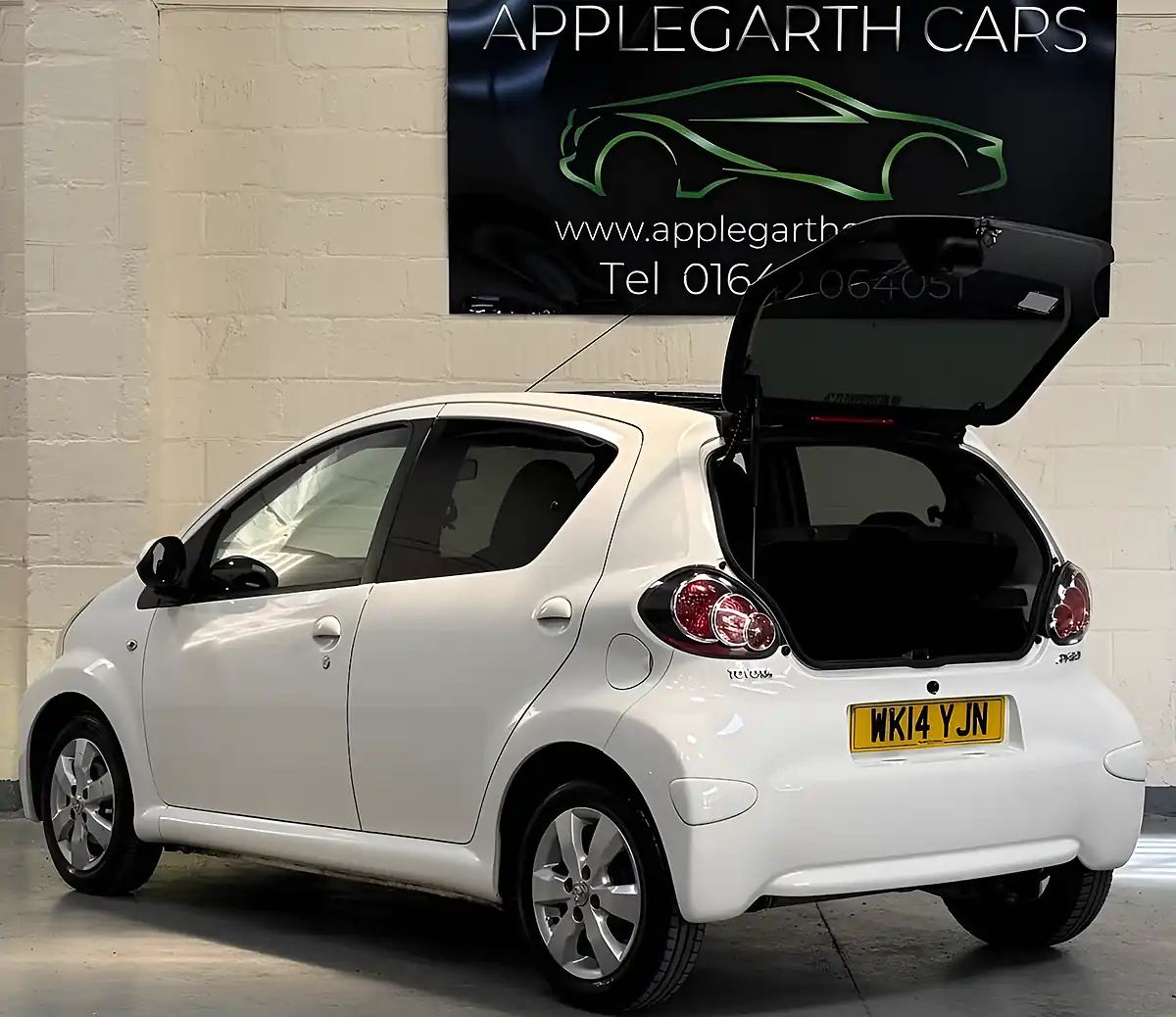 Used 2014 Toyota Aygo Move White - Interior and Exterior details 8
