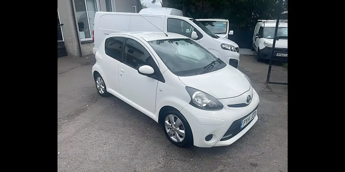 Used 2014 Toyota Aygo Move White - Front View