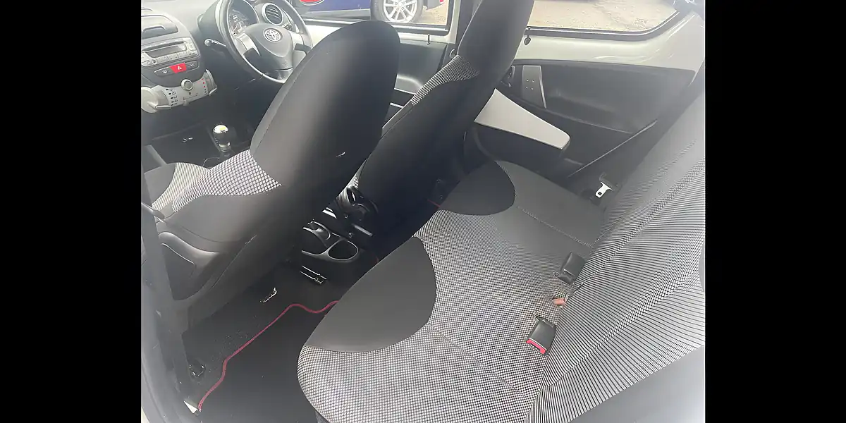Used 2014 Toyota Aygo Move White - Interior and Exterior details 12