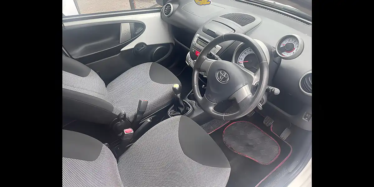 Used 2014 Toyota Aygo Move White - Interior and Exterior details 13