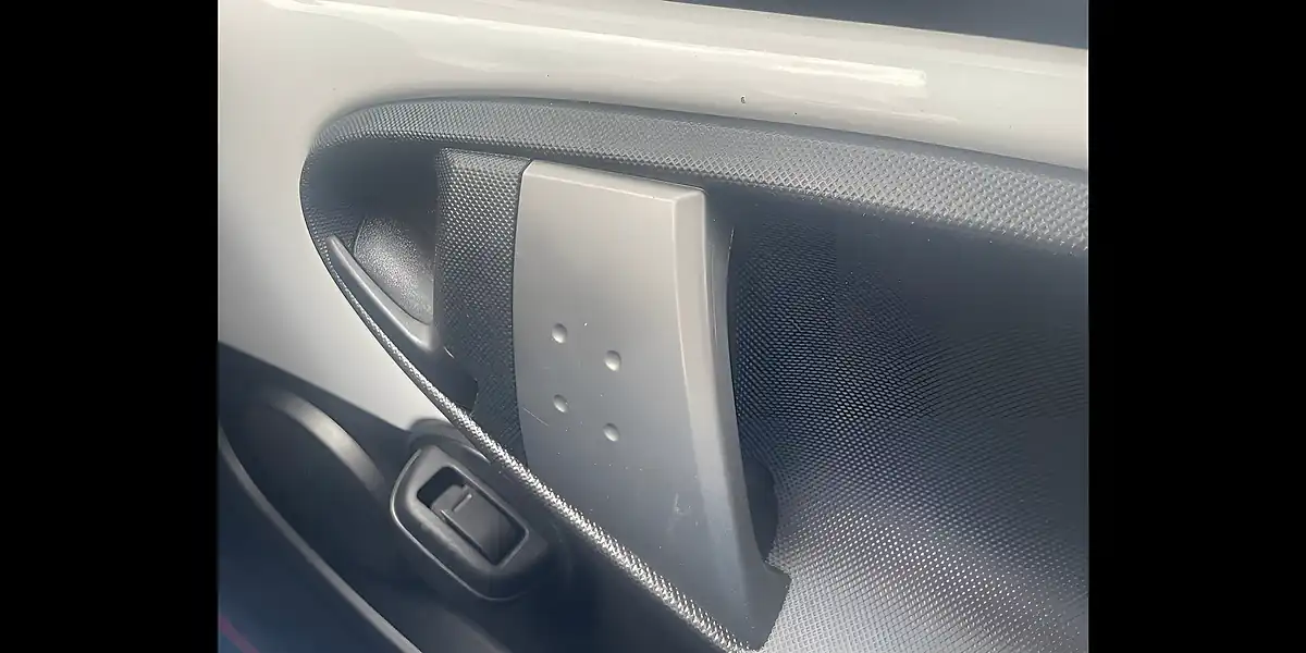 Used 2014 Toyota Aygo Move White - Interior and Exterior details 16