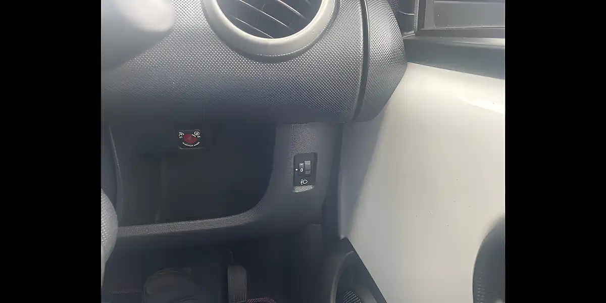 Used 2014 Toyota Aygo Move White - Interior and Exterior details 17