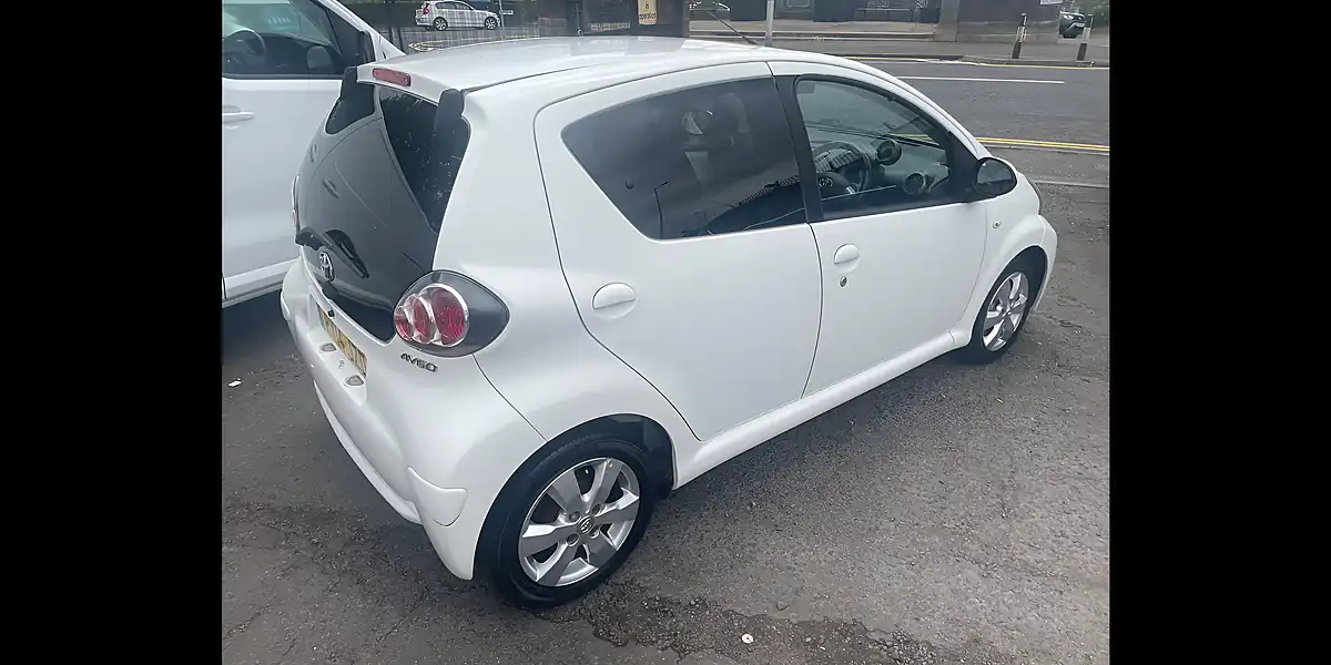 Used 2014 Toyota Aygo Move White - Interior and Exterior details 4